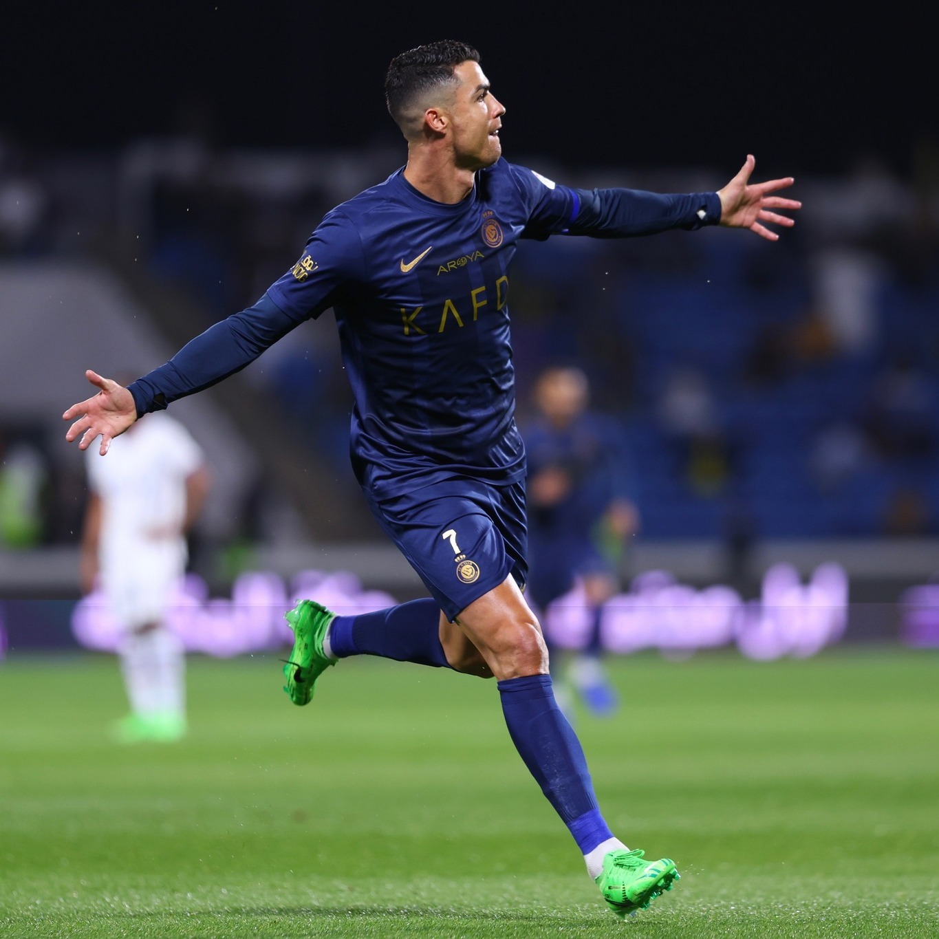 C罗重返赛场，重要助攻首场状态出色，FPX观众沸腾！