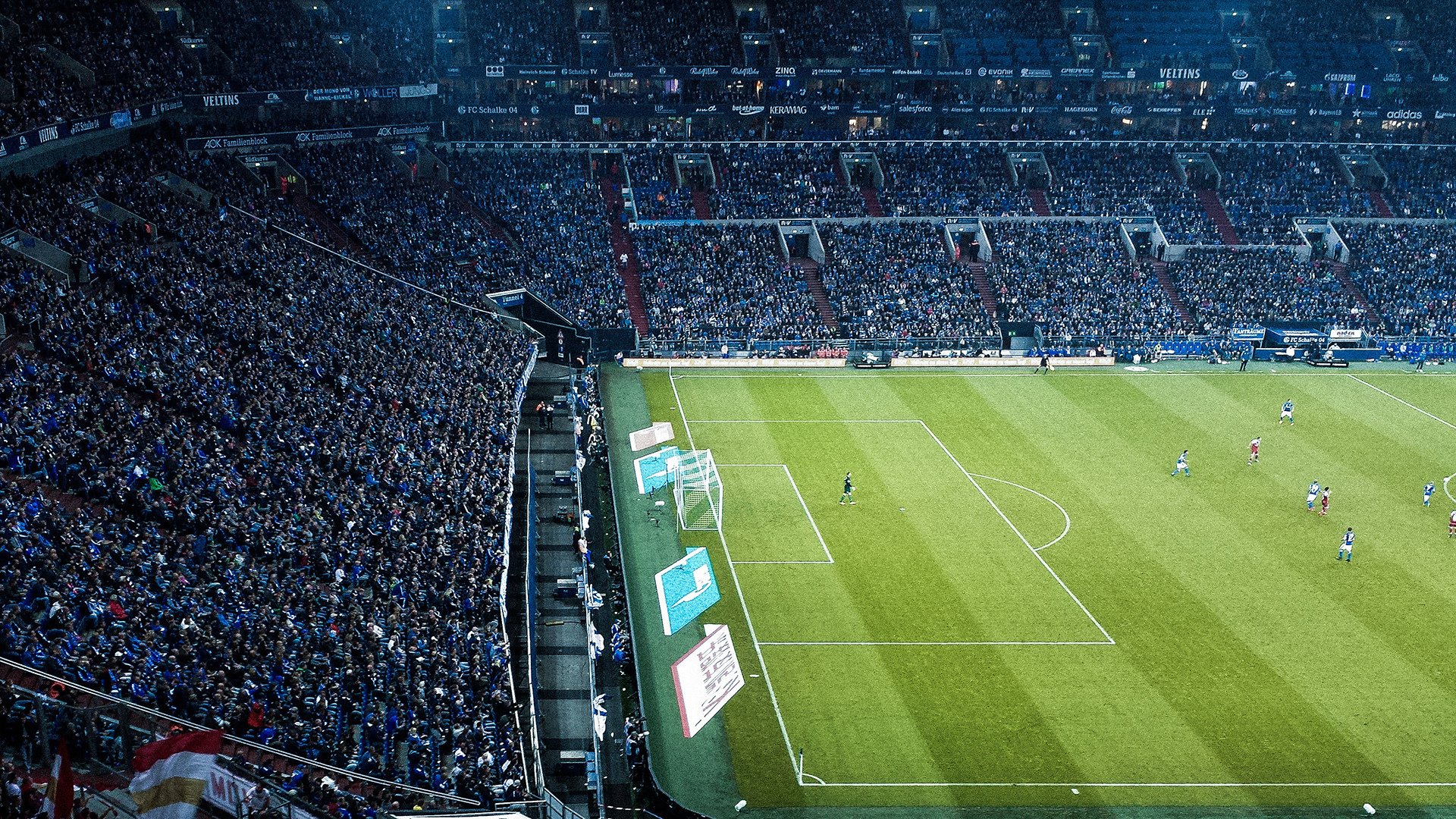 内马尔焦点对战，莱万多夫斯基与90激战西班牙队分钟，比赛局势复杂胜负难料！引发球迷热议